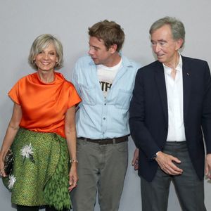 La Fashion Week de Paris continue de faire vibrer la capitale avec ses présentations les plus exclusives.

Hélène Arnault, Jonathan Anderson et Bernard Arnault posent à la suite du Défilé de Mode Christian Dior, Collection Haute Couture Automne-Hiver 2026/2027.

© Bertrand Rindoff / Bestimage