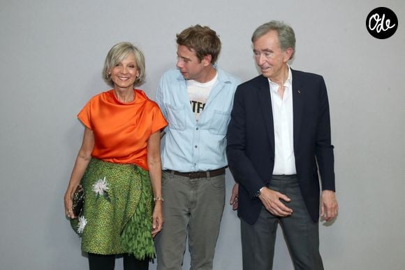 La Fashion Week de Paris continue de faire vibrer la capitale avec ses présentations les plus exclusives.

Hélène Arnault, Jonathan Anderson et Bernard Arnault posent à la suite du Défilé de Mode Christian Dior, Collection Haute Couture Automne-Hiver 2026/2027.

© Bertrand Rindoff / Bestimage