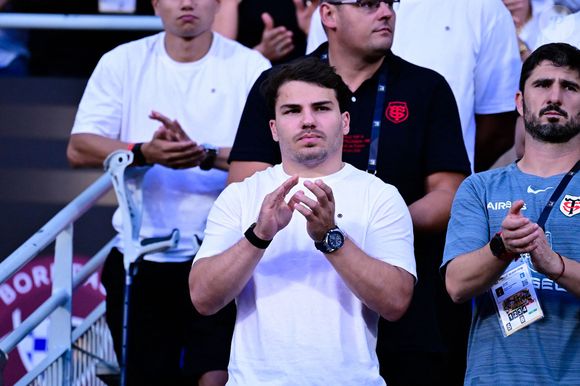 Antoine Dupont en soutien de son équipe du Stade Toulousain, bien seul dans les tribunes du Stade de France

Antoine Dupont ( Toulouse ) lors de la finale du Top 14 de rugby français entre le Stade Toulousain (Toulouse) et l'Union Bordeaux-Begles (UBB) au Stade de France à Saint-Denis. Le 28 juin 2025. © Dante Badano/PsnewZ/Bestimage