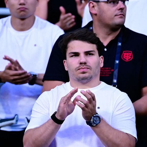 Antoine Dupont en soutien de son équipe du Stade Toulousain, bien seul dans les tribunes du Stade de France

Antoine Dupont ( Toulouse ) lors de la finale du Top 14 de rugby français entre le Stade Toulousain (Toulouse) et l'Union Bordeaux-Begles (UBB) au Stade de France à Saint-Denis. Le 28 juin 2025. © Dante Badano/PsnewZ/Bestimage