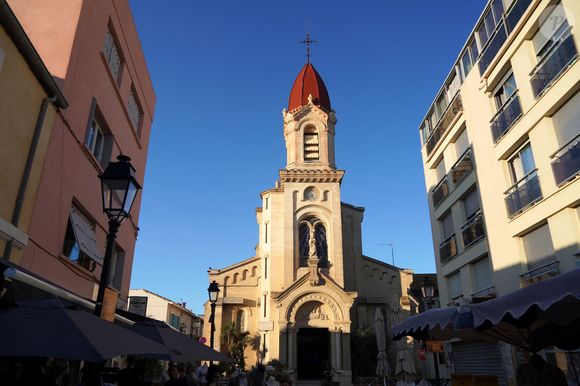 Palavas les Flots (34) : L'eglise saint Pierre de style dominant neoroman, dans la partie pietonne du centre ville, construite en 1896 grace a une souscription - Photo by Corre S/ANDBZ/ABACAPRESS.COM