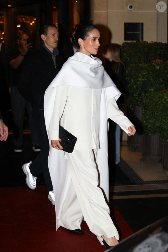 Meghan Markle a fait une apparition remarquée à Paris, en France, le 4 octobre 2025, dans un ensemble chic entièrement blanc qui respirait l'élégance et la sophistication. Photo by Aissaoui Nacer/Splash News/ABACAPRESS.COM