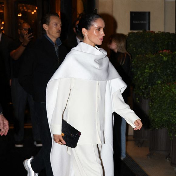Meghan Markle a fait une apparition remarquée à Paris, en France, le 4 octobre 2025, dans un ensemble chic entièrement blanc qui respirait l'élégance et la sophistication. Photo by Aissaoui Nacer/Splash News/ABACAPRESS.COM