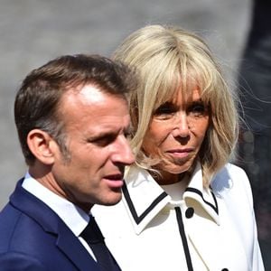 Après un défilé à Paris, rempli d'émotions, Brigitte et Emmanuel Macron se sont rendus à Amiens pour une occasion bien triste.

Le président Emmanuel Macron et sa femme Brigitte lors de la cérémonie à Paris.

© Christian Liewig / Bestimage