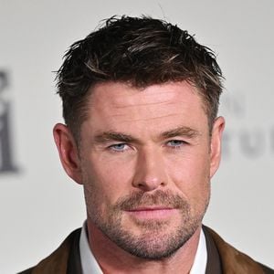 Actuellement, l'acteur était en plein tournage du film "Kockroach" aux côtés de Chris Hemsworth et Taron Egerton. Ce long-métrage sera sa dernière apparition au cinéma.

Chris Hemsworth - Première du film "Crime 101" à Los Angeles, le 10 février 2026.

©BestImage