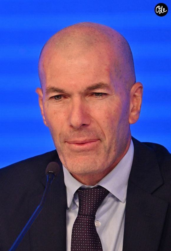 L'ancien international français de football Zinédine Zidane s'exprime lors d'une conférence de presse visant à le présenter comme le nouveau sélectionneur de l'équipe de France, au siège de la Fédération française de football (FFF) à Paris, le 28 juillet 2026. © Christian Liewig/Bestimage