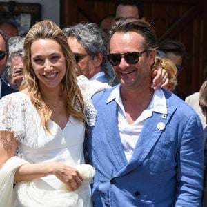 Nathalie Baye, Bernard Montiel, Jean-Louis Borloo, David Hallyday au mariage de Laura Smet et Raphaël Lancrey-Javal à l'église Notre-Dame des Flots au Cap-Ferret le jour de l'anniversaire de son père Johnny Hallyday le 15 juin 2019.