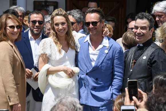 Nathalie Baye, Bernard Montiel, Jean-Louis Borloo, David Hallyday au mariage de Laura Smet et Raphaël Lancrey-Javal à l'église Notre-Dame des Flots au Cap-Ferret le jour de l'anniversaire de son père Johnny Hallyday le 15 juin 2019.