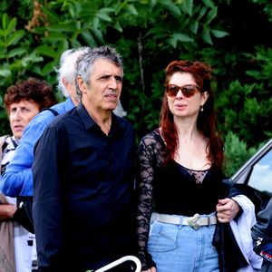 Julien Clerc et sa femme Hélène Grémillon aux obsèques civiles du journaliste Gérard Leclerc au cimetière des Trois-Moutiers à Loudun, dans la Vienne, France, le 24 août 2023; dont son père avait longtemps été le maire et où il avait lui-même siégé au conseil municipal. Le journaliste est mort dans un accident d'avion touristique qui s'est écrasé le 15 août. © Dominique Jacovides/Bestimage