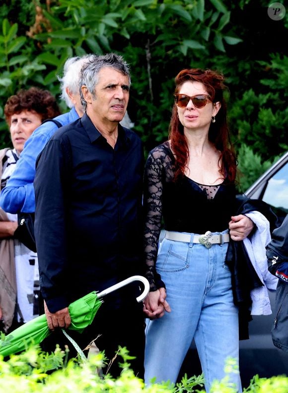 Julien Clerc et sa femme Hélène Grémillon aux obsèques civiles du journaliste Gérard Leclerc au cimetière des Trois-Moutiers à Loudun, dans la Vienne, France, le 24 août 2023; dont son père avait longtemps été le maire et où il avait lui-même siégé au conseil municipal. Le journaliste est mort dans un accident d'avion touristique qui s'est écrasé le 15 août. © Dominique Jacovides/Bestimage