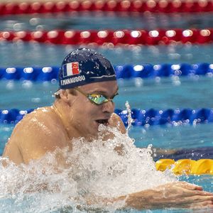 Léon Marchand s’est fait remarquer sur le 100m 4 nages de la 3e et dernière manche de la Coupe du monde de natation en petit bassin, à Singapour, en portant le bonnet de Florent Manaudou.

© Imago / Panoramic / Bestimage