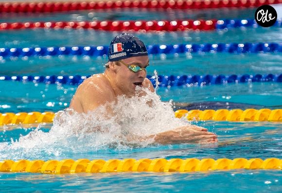Léon Marchand s’est fait remarquer sur le 100m 4 nages de la 3e et dernière manche de la Coupe du monde de natation en petit bassin, à Singapour, en portant le bonnet de Florent Manaudou.

© Imago / Panoramic / Bestimage