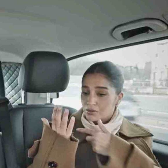 Leïla Bekhti mise à l'honneur face à Laurent Delahousse dans "20h30 le dimanche" ce 16 mars 2025. (Capture d'écran).