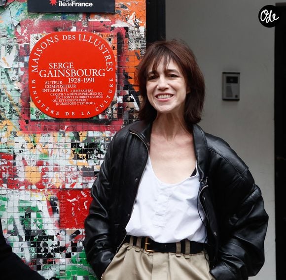 Charlotte Gainsbourg lors de la cérémonie de dévoilement de la plaque "Maison des Illustres" de la Maison Gainsbourg à Paris, France, le 2 avril 2024. © Christophe Clovis/Bestimage