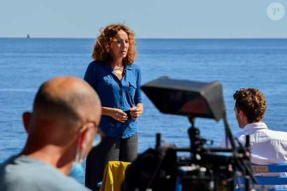 Isabel Otero et Hubert Roulleau sur le tournage de la série "Crimes parfaits" (France 3) sur la promenade des Anglais et sur la plage Beau Rivage à Nice, sous la direction d'Emmanuel Rigaut. Le 23 juin 2020.