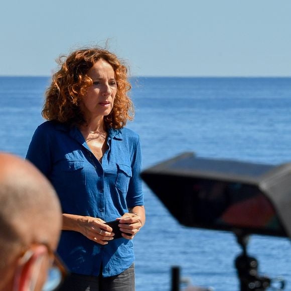 Isabel Otero et Hubert Roulleau sur le tournage de la série "Crimes parfaits" (France 3) sur la promenade des Anglais et sur la plage Beau Rivage à Nice, sous la direction d'Emmanuel Rigaut. Le 23 juin 2020.