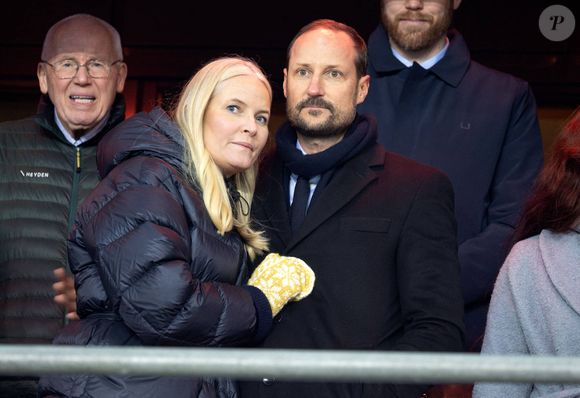 Le prince héritier Haakon et la princesse héritière Mette-Marit de Norvège assistent à la finale de la Norgesmesterskapet 2024, la coupe norvégienne de football, entre Fredrikstad FK et Molde FK au stade Ullevaal d'Oslo, Norvège, le 7 décembre 2024. © Dana Press/Bestimage