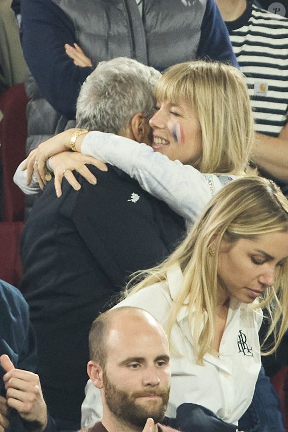 Nagui et sa femme Mélanie Page - Célébrités dans les tribunes du match du groupe D de l'Euro 2024 entre l'équipe de France face à l'Autriche (1-0) à Dusseldorf en Allemagne le 17 juin 2024. © Cyril Moreau/Bestimage