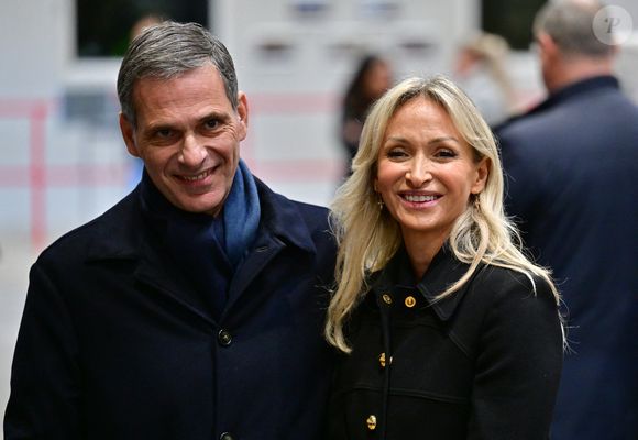 Rodolphe Saadé, propriétaire du journal "La Provence", Véronique Albertini-Saadé, présidente de CMA Média et la femme de R.Saadé - Le président de la République française E.Macron lors des "Discussions sur les enjeux démocratiques à l'épreuve des réseaux sociaux et des algorithmes" avec les lecteurs du journal "La Provence" à Marseille, le 16 décembre 2025. 
© ©hristian Liewig / Bestimage
