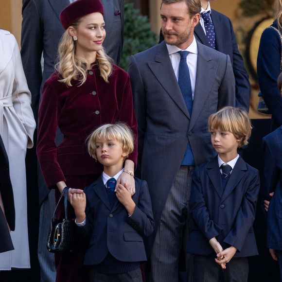 La famille princière monégasque dans la cour d'honneur du palais lors de la la fête nationale à Monaco, le 19 novembre 2023. 
© Olivier Huitel / Pool Monaco / Bestimage