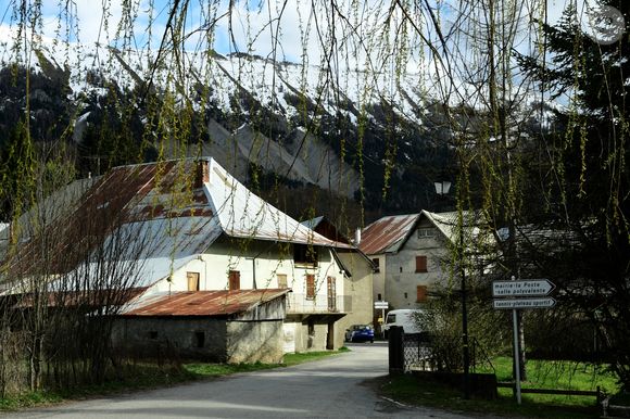 Illustrations au Vernet dans les Alpes-de-Haute-Provence dans le cadre de la disparition du petit Emile en juillet 2023 dont une partie des ossements ont été retrouvés.
Le 4 avril 2024. © Romain Doucelin / Bestimage