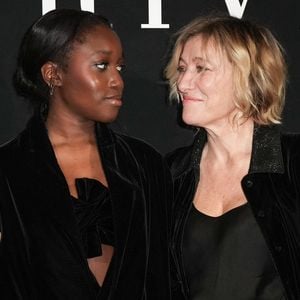 Un moment suspendu pour le duo

Oumy Bruni-Garrell et Valeria Bruni Tedeschi assistent au défilé Giorgio Armani Prive Haute Couture Printemps/Été 2026 dans le cadre de la Semaine de la mode de Paris le 27 janvier 2026 à Paris, France. © Lucia Sabatelli / Bestimage