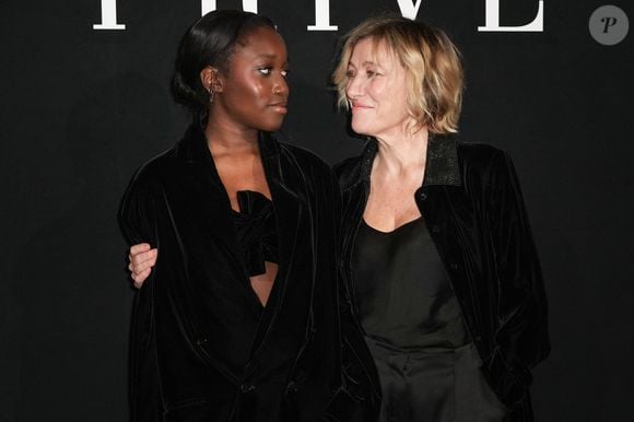 Un moment suspendu pour le duo

Oumy Bruni-Garrell et Valeria Bruni Tedeschi assistent au défilé Giorgio Armani Prive Haute Couture Printemps/Été 2026 dans le cadre de la Semaine de la mode de Paris le 27 janvier 2026 à Paris, France. © Lucia Sabatelli / Bestimage