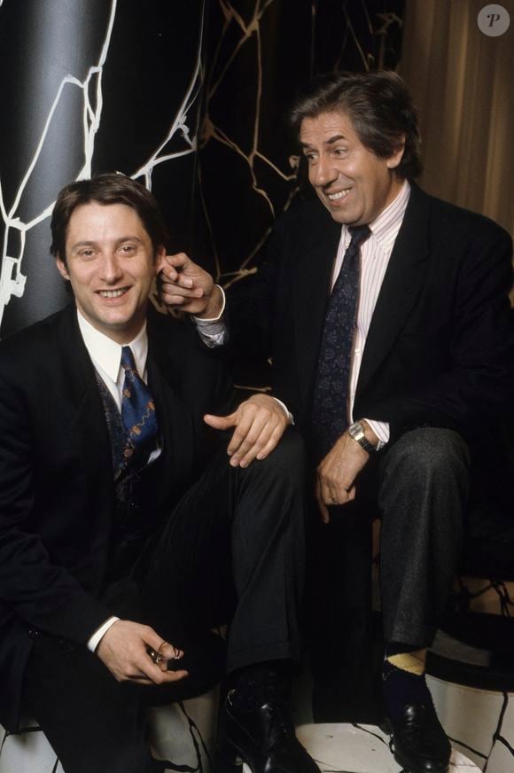 Archives - En France, à Paris, dans les locaux de CANAL PLUS, sur le plateau dans le décor de NULLE PART AILLEURS, portrait de Philippe GILDAS souriant, tirant l'oreille de Antoine DE CAUNES souriant et tenant une paire de lunettes . Date inconnue
© Michel Marizy via Bestimage