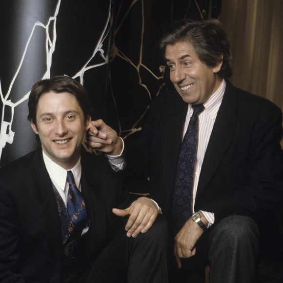 Archives - En France, à Paris, dans les locaux de CANAL PLUS, sur le plateau dans le décor de NULLE PART AILLEURS, portrait de Philippe GILDAS souriant, tirant l'oreille de Antoine DE CAUNES souriant et tenant une paire de lunettes . Date inconnue
© Michel Marizy via Bestimage