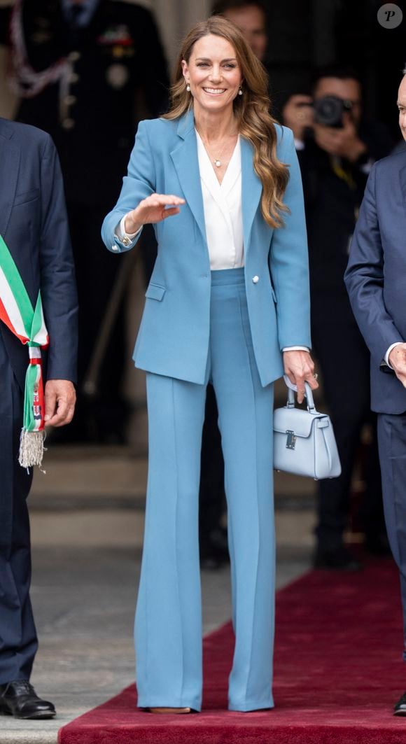 Son Altesse Royale, Catherine, Princesse de Galles (Catherine (Kate) Middleton, princesse de Galles), visite de 2 jours en Italie. À son arrivée à la mairie de Reggio Emilia, elle est accueillie par le maire de la ville, Marco Massari, le 13 mai 2026. © GoffPhotos/Bestimage