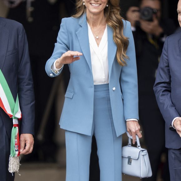 Son Altesse Royale, Catherine, Princesse de Galles (Catherine (Kate) Middleton, princesse de Galles), visite de 2 jours en Italie. À son arrivée à la mairie de Reggio Emilia, elle est accueillie par le maire de la ville, Marco Massari, le 13 mai 2026. © GoffPhotos/Bestimage