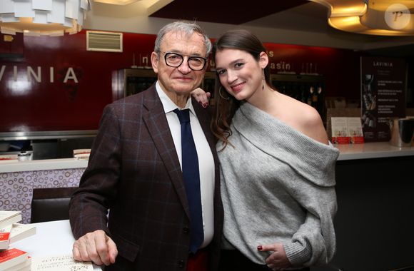 Des mots très touchants de la part de Louise Petitrenaud

Jean-Luc Petitrenaud et sa fille Louise - Lancement du livre de J-L Petitrenaud "Les quatre saisons d'Emile et Marcelle" au restaurant Lavinia à Paris le 5 novembre 2018. © Denis Guignebourg/Bestimage