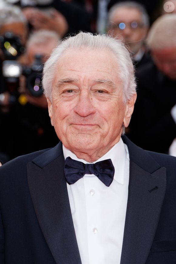 D'ailleurs, elle était présente elle aussi sur le tapis rouge.

Robert de Niro - Montée des marches du film « Partir un jour » pour la cérémonie d’ouverture du 78ème Festival International du Film de Cannes, au Palais des Festivals à Cannes. Le 13 mai 2025
© Jacovides-Moreau / Bestimage