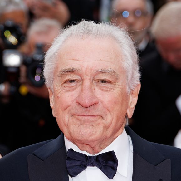 D'ailleurs, elle était présente elle aussi sur le tapis rouge.

Robert de Niro - Montée des marches du film « Partir un jour » pour la cérémonie d’ouverture du 78ème Festival International du Film de Cannes, au Palais des Festivals à Cannes. Le 13 mai 2025
© Jacovides-Moreau / Bestimage
