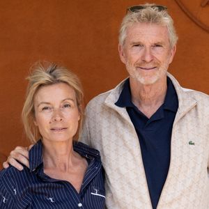 Ce qui fait vibrer le mari d'Hortense ? Les plages sublimes du Pramousquier, du Canadel ou du Rayol. Et puis, loin du côté bling-bling de Saint-Tropez, il apprécie avant tout "l'esprit de village" qui règne dans la commune.

Denis Brogniart et sa femme Hortense Brogniart au village lors des Internationaux de France de Tennis de Roland Garros 2026. Paris, le 1er juin 2026. 
© Jacovides / Moreau / Bestimage