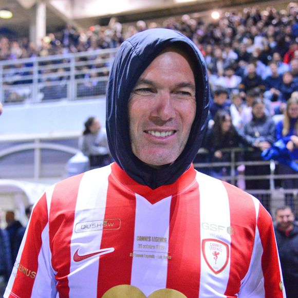 Zinedine Zidane lors de la première édition du « match des légendes » opposant l'équipe des Légendes, les anciens de Cannes, à l'équipe des Étoiles avec pour capitaine Didier Deschamps, au stade Pierre de Coubertin à Cannes, le 30 octobre 2025. © Bruno Bebert / Dominique Jacovides / Bestimage
