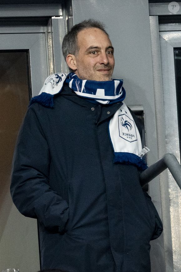 Raphaël Glucksmann - Célébrités dans les tribunes du quart de finale de la Ligue des Nations de l'UEFA 2025 "France - Croatie (2-0 / tab 5-4)" au Stade de France à Saint-Denis le 23 mars 2025. © Cyril Moreau/Bestimage