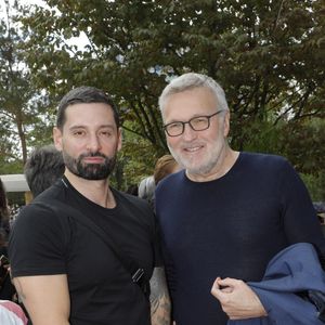 Quand il sature de Paris, Laurent Ruquier trouve refuge à Villerville, petit village normand

Exclusif - Hugo Manos et son compagnon Laurent Ruquier 
I - Inauguration de la place Line Renaud a Rueil-Malmaison.
© Jlppa / Bestimage