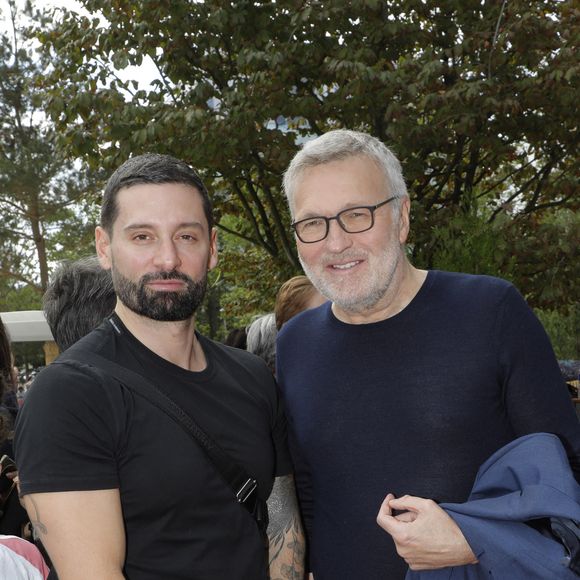 Quand il sature de Paris, Laurent Ruquier trouve refuge à Villerville, petit village normand

Exclusif - Hugo Manos et son compagnon Laurent Ruquier 
I - Inauguration de la place Line Renaud a Rueil-Malmaison.
© Jlppa / Bestimage