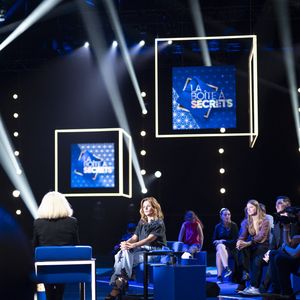 Un ensemble qui vaut 450 euros.

Exclusif - Faustine Bollaert lors de l'enregistrement de l'émission "La Boîte à secrets", présentée par F.Bollaert et diffusée le 3 octobre 2025 sur France 3, dans les studios du Lendit à Saint-Denis, Seine Saint-Denis, France, le 9 septembre 2025. © Pierre Perusseau/Bestimage