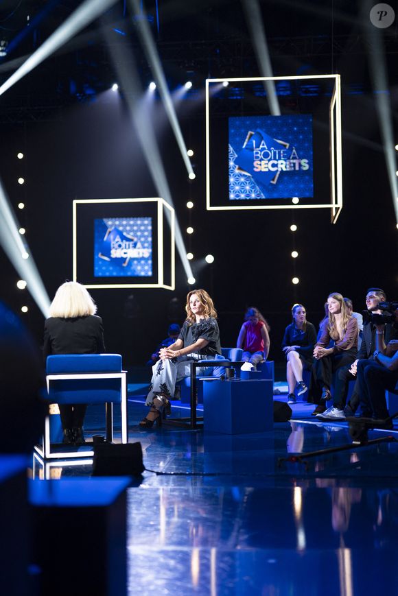 Un ensemble qui vaut 450 euros.

Exclusif - Faustine Bollaert lors de l'enregistrement de l'émission "La Boîte à secrets", présentée par F.Bollaert et diffusée le 3 octobre 2025 sur France 3, dans les studios du Lendit à Saint-Denis, Seine Saint-Denis, France, le 9 septembre 2025. © Pierre Perusseau/Bestimage