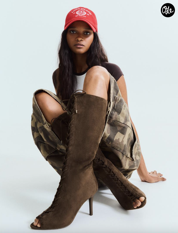 Une chaussure hybride inattendue vient sublimer ces volumes pour la transition automnale.

Les bottes et bottines à bout ouvert font partie des tendances de cet automne.