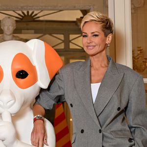 Avec une coupe très courte, davantage rasée sur les côtés, elle a su montrer que tout lui allait. 

EXCLUSIF - Adriana Karembeu pour une soirée unique dans les salons du Musée Masséna à Nice, le 22 janvier 2026, au profit de la Fondation Claude Pompidou © Bruno Bebert/Bestimage