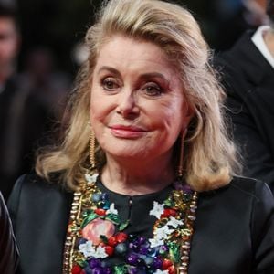 Catherine Deneuve - Descente des marches du film « Marcello Mio » lors du 77ème Festival International du Film de Cannes, au Palais des Festivals à Cannes. Le 21 mai 2024 © Christophe Clovis / Bestimage