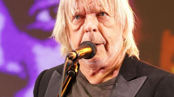 Renaud a totalement arrêté de boire et de fumer : le chanteur compense avec autre chose et sa fille Lolita fait savoir avec quoi