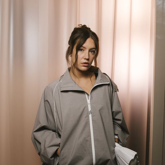 Elle ne se sent pas coupable d'être dans une nouvelle dimension financière.

Adele Exarchopoulos au Front Row du défilé Lacoste Collection Femme Prêt-à-Porter Printemps/Eté 2026 lors de la Fashion Week de Paris (PFW), au Lycée Carnot, à Paris, France, le 5 octobre 2025. © Sam Delpech/Bestimage