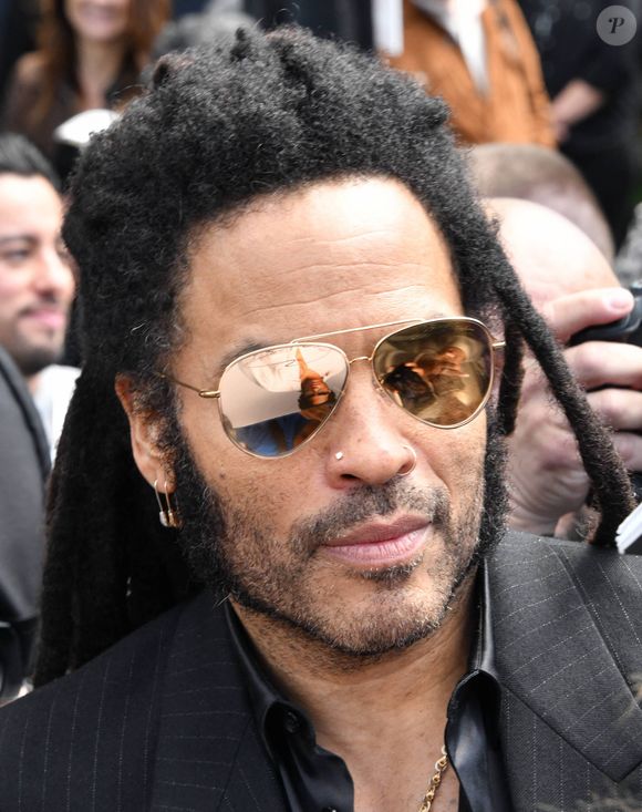Lenny Kravitz signe des autographes pour ses fans alors qu'il reçoit son étoile sur le Hollywood Walk Of Fame à Hollywood, en Californie. Lenny Kravitz signe des autographes pour ses fans alors qu'il reçoit son étoile sur le Hollywood Walk Of Fame à Hollywood.

xLondonxEntertainmentx