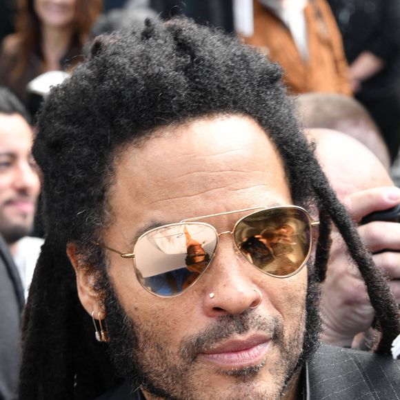 Lenny Kravitz signe des autographes pour ses fans alors qu'il reçoit son étoile sur le Hollywood Walk Of Fame à Hollywood, en Californie. Lenny Kravitz signe des autographes pour ses fans alors qu'il reçoit son étoile sur le Hollywood Walk Of Fame à Hollywood.

xLondonxEntertainmentx