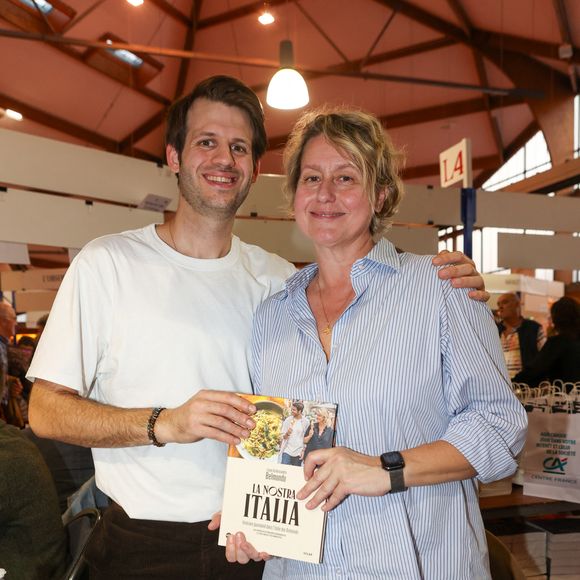 Mais pas que ! Méliné, sa belle-fille est aussi un soutien de taille avec son petit Vahé, fruit de ses amours avec Alessandro Belmondo. 

Alessandro et Luana Belmondo, à la Halle Georges Brassens de Brive-la-Gaillarde, le 8 novembre 2024. Foire du Livre de Brive 2024. © Jean-Marc Lhomer / Bestimage
