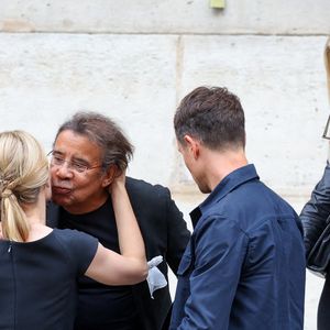 Hugo Clément, Audrey Crespo-Mara, Laurent Voulzy et sa compagne Isaure Le Faou - Sorties des obsèques de Thierry Ardisson en l’église Saint-Roch de Paris, France, le 17 juillet 2025. © Clovis-Jacovides/Bestimage